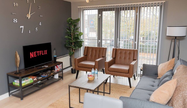 Board Games & Chill | Stylish City Apartment