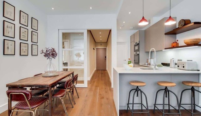 BR10 - Stylish 2-Bed in the Heart of Borough
