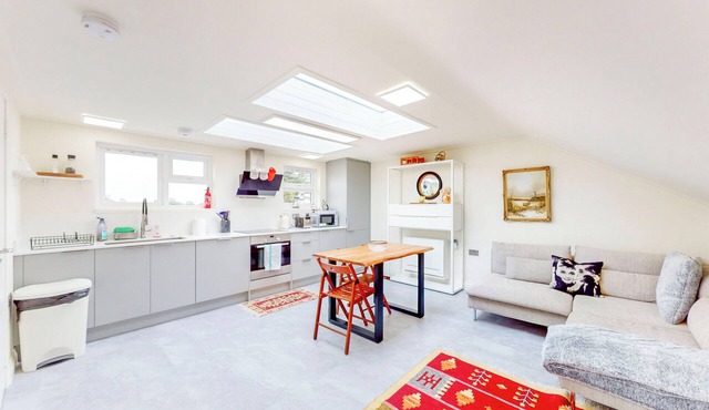Bright 2Bed w/Free Parking -25 min to City Center