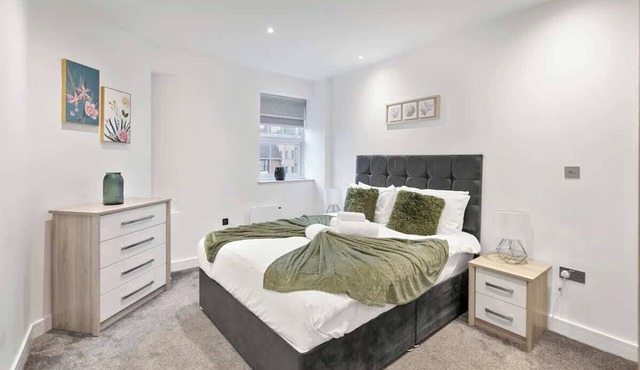 Bright and Spacious Apartment - Excellent Location