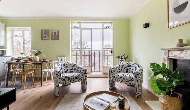 Bright and Spacious 1BR Overlooking Hyde Park