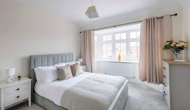 Bright Four Bed Home | Free Parking & Wi-Fi