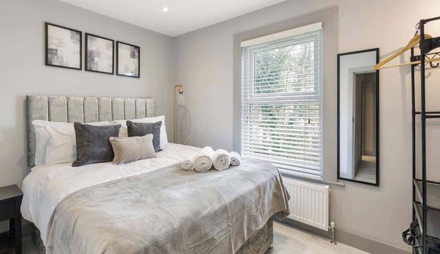 Bright London Apartment with Central Heating