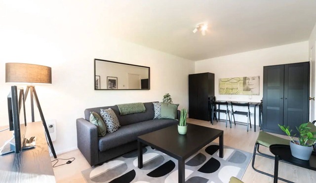 Bright modern 1 bed near Bushy Park, Richmond and central London access