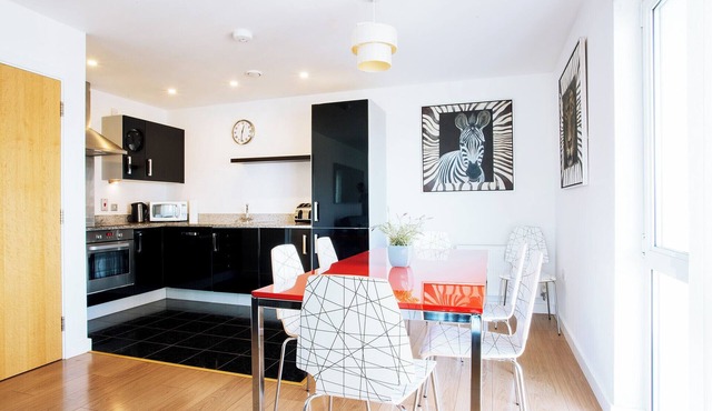 Bright Modern 3 bedroom apartment near O2, Excel