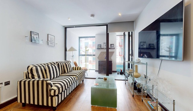 Bright Riverside Apartment Near O2 Arena & Tube