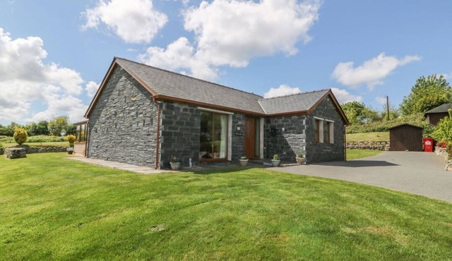 Bwthyn Clyd, Llanddaniel Fab