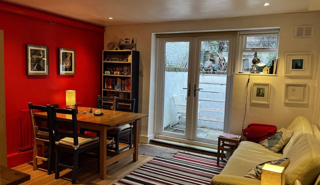 Camden Garden Flat | Quiet | With Books & Full of Art & Colour | & Pet Friendly!