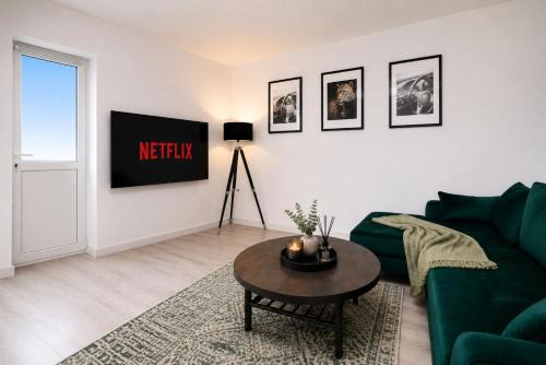 Cardiff Bloc by Prime Stays - 4 Bedroom Ensuite Studios & Big Lounge with Garden for Groups & Contractors