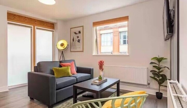 Central 1-Bed Apartment with Free Parking & Wifi