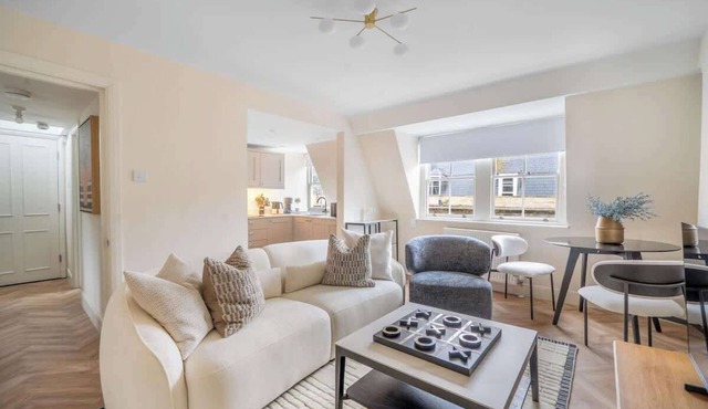 Central Bath – Walk to Baths & Station - VAT Q
