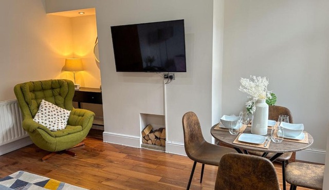 Central Horsforth Stone Cottage - 10 mins from LBA in Horsforth