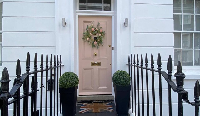 CENTRAL LONDON TOWNHOUSE! SLEEPS 10 GUESTS. GREAT FOR FAMILIES AND GROUPS!