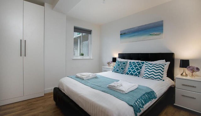 Charming 1Bed Flat with Private Balcony, Super Double Bed, Free Allocated Parking, and Easy Access to Tube & Central London