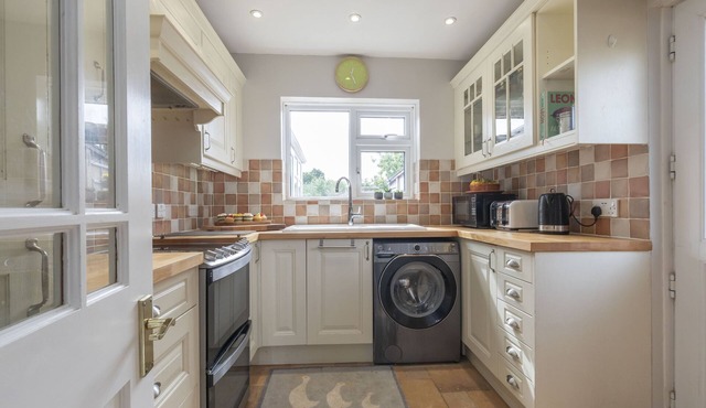 Charming 2-Bed Home in Stonehouse