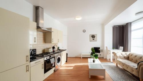 Charming Riverside flat with Covered Parking