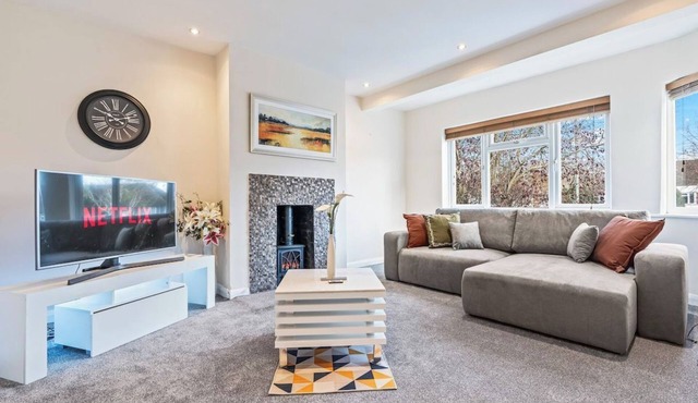 Charming Thames Ditton Apt- Sleeps 6- Free Parking