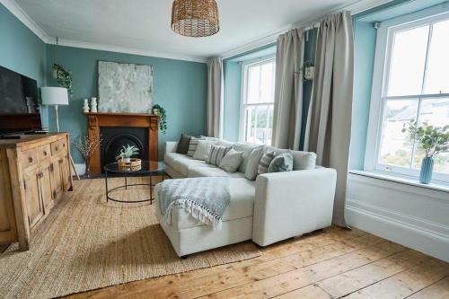 Charming Village Townhouse, 5 Mins to Beach, Sleeps 8