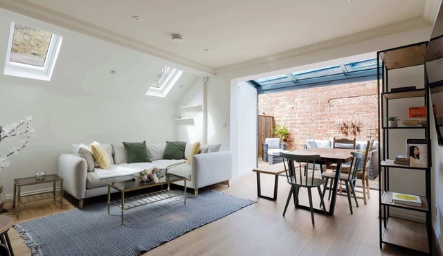 Chic 2BDR Flat in Fulham with Patio