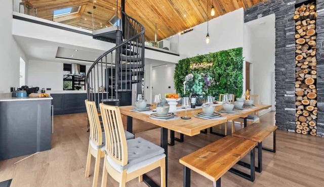 Chic Country Barn w/Hot Tub and Fire Pit- Sleeps 8