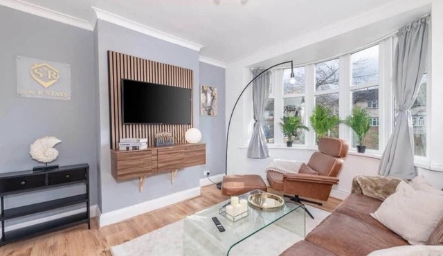 City Centre House with Hot Tub