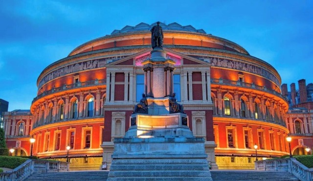 CLASSIC LONDON ARCHITECTURE IN THE MOST DESIRABLE NEIGHBORHOODS—BAYSWATER