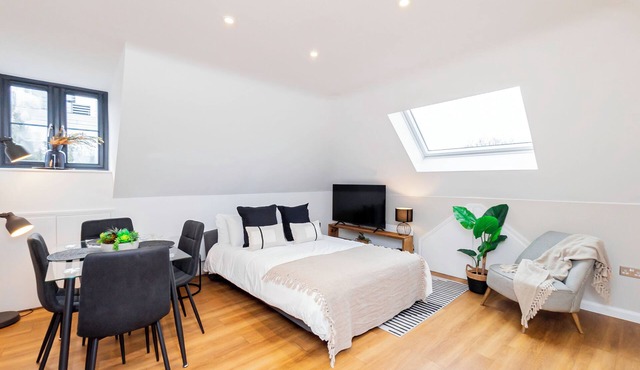 Contemporary 2-Bed Penthouse in a central location, perfect for business or leisure. Enjoy modern interiors, fast Wi-Fi, and all the comforts of home in a sleek, city stay.