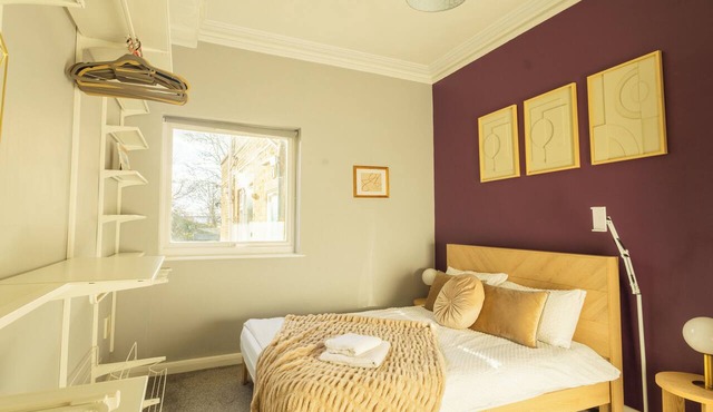 Convenient 1-Bed Flat Near Queen’s Hospital with High Speed Wifi