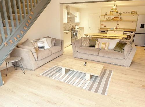Cotswolds-Stroud-4 bed home-Sleeps 10-Work or Leisure