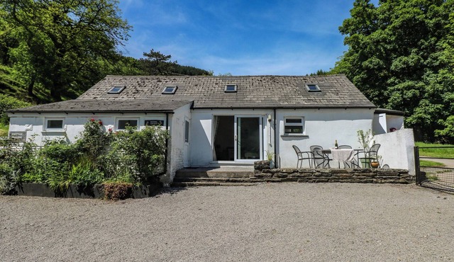 DAFFODIL COTTAGE, pet friendly, with a garden in Blaencwm
