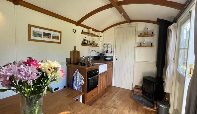 Dartmoor Shepherds Hut at The Shrubbery, River Walkham, Horrabridge, Yelverton