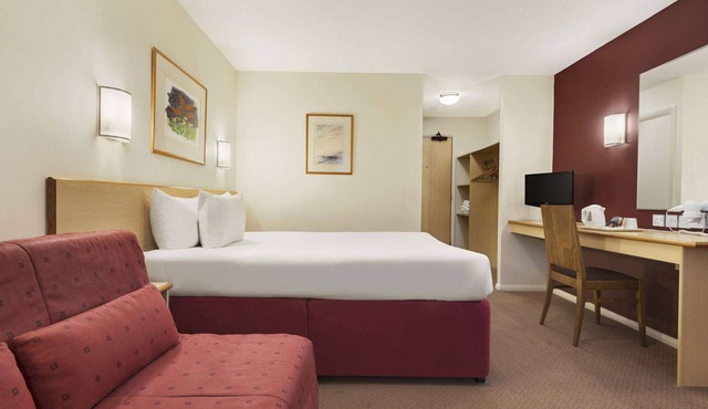 Days Inn by Wyndham Warwick South M40