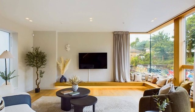 Decadent Mews House overlooking Regent's Canal