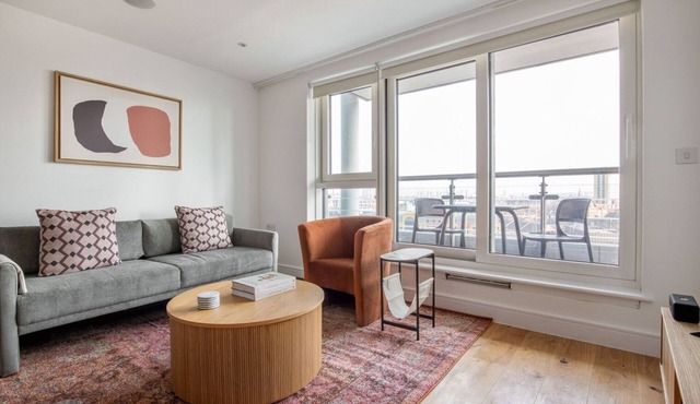 Deluxe Vauxhall 2BR w/Open Plan, walk to Gym & Shops, by Blueground