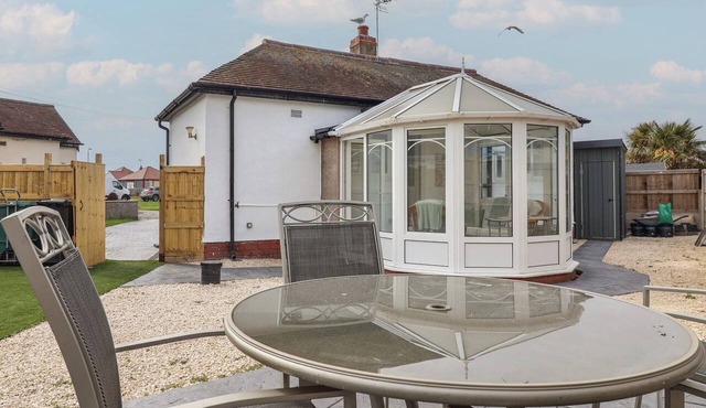 DRIFTWOOD, pet friendly, country holiday cottage in Kinmel Bay