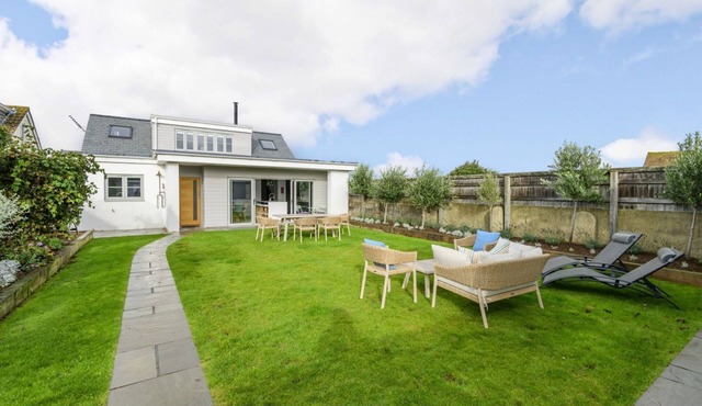 East Wittering Family Beach Home – Sleeps 10, 5 Bedrooms & Parking