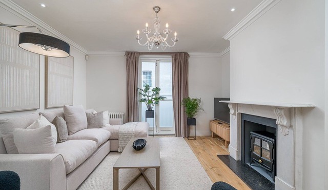 ​Elegant 3-Bed Knightsbridge House with Terrace