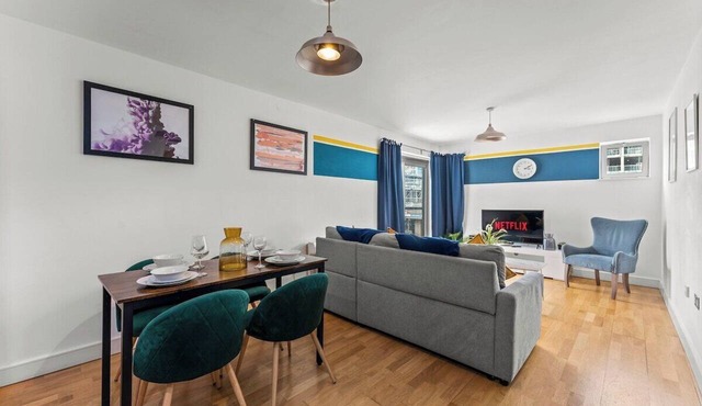 Enchanting Bristol Abode -Sleeps 6 with Balcony!