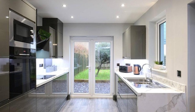 Exclusive 8beds 2Bath Luxury Contractors Delight!