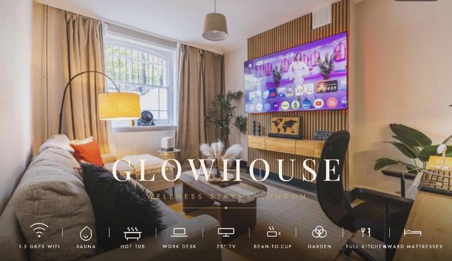 Executive 2 Bedroom Retreat with Hot Tub, Sauna & Garden
