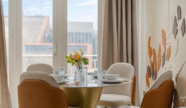 Exquisite 2-Bedroom Luxury Apartment in Prestigious Mayfair H3