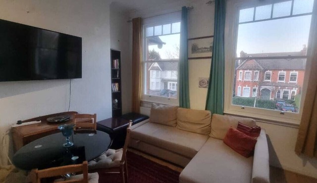 Extra Large One Bedroom Flat With Parking
