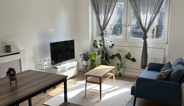 Fab Excel London flat, warm cosy Liz Line