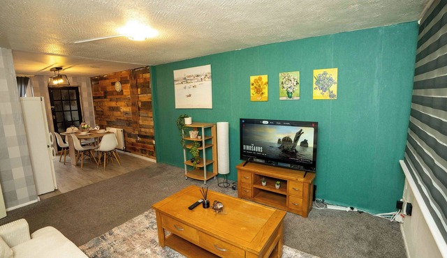 Family & Contractors| 3BR| 6 Min to i54| garden with free parking