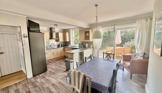 Family-friendly beach cottage, 5 minutes from the sea!