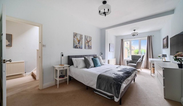 Family three-bedroom maisonette in leafy Chiswick
