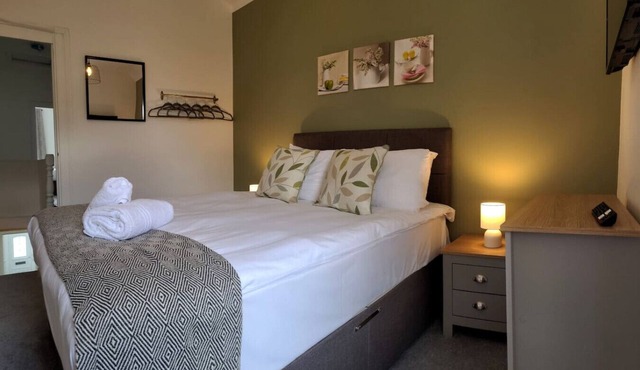 4 Bed Parking Close to M4 – Ideal for Work