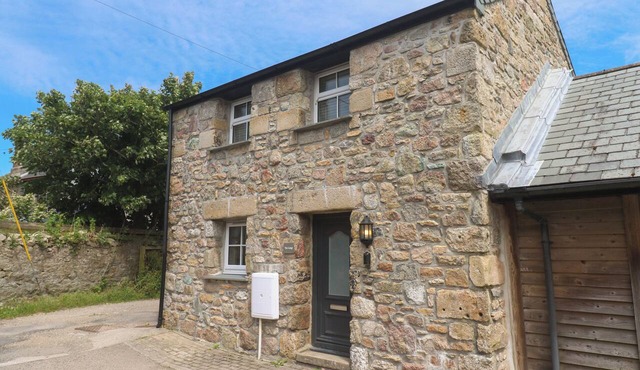 GEWS FARM LODGE, pet friendly, with a garden in St Just