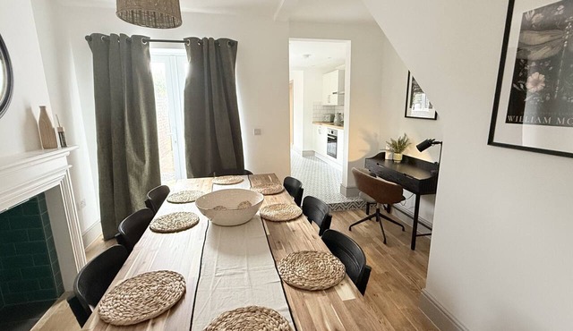 Gorgeous 4 bedroom house- with free parking