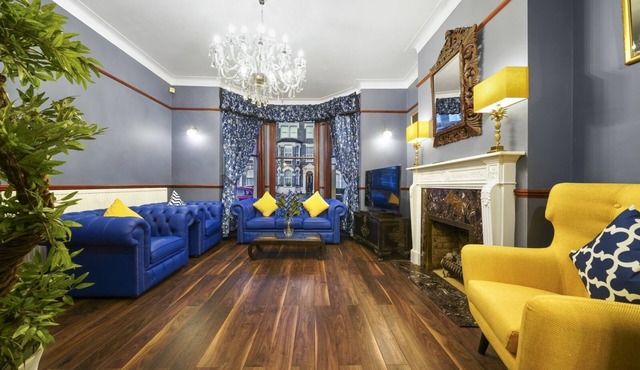 Greenwich Manor Gorgeous Hideout in Central Location